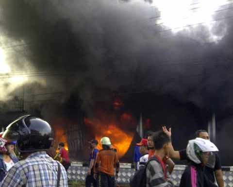 Kebakaran gudang oli di Jambi Selatan Subuh tadi pagi (21/11)